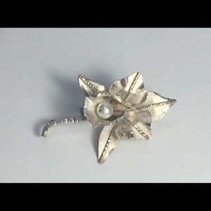 SOLD 925 STERLING SILVER Floral brooch faux pearl
